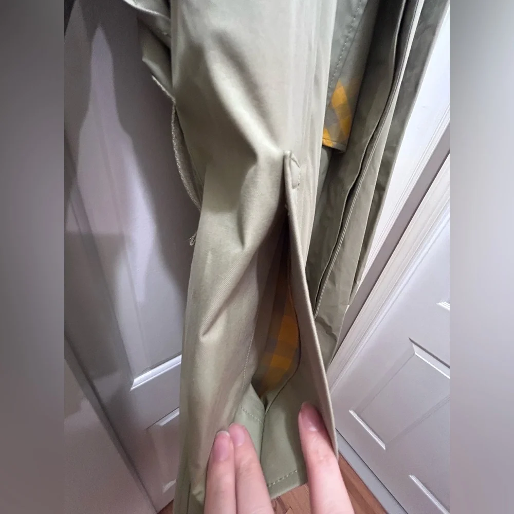 NEW WITH TAGS Burberry Beige Trench Coat with Yellow Lining US 38 - Picture 5 of 14